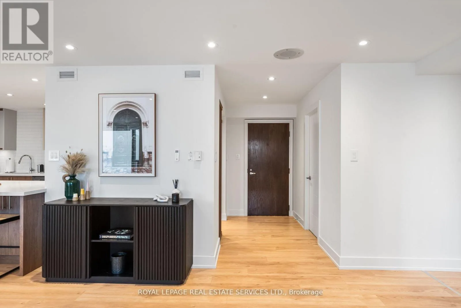 Luxurious 2-Bedroom Suite at 175 Cumberland Street, Yorkville, Toronto