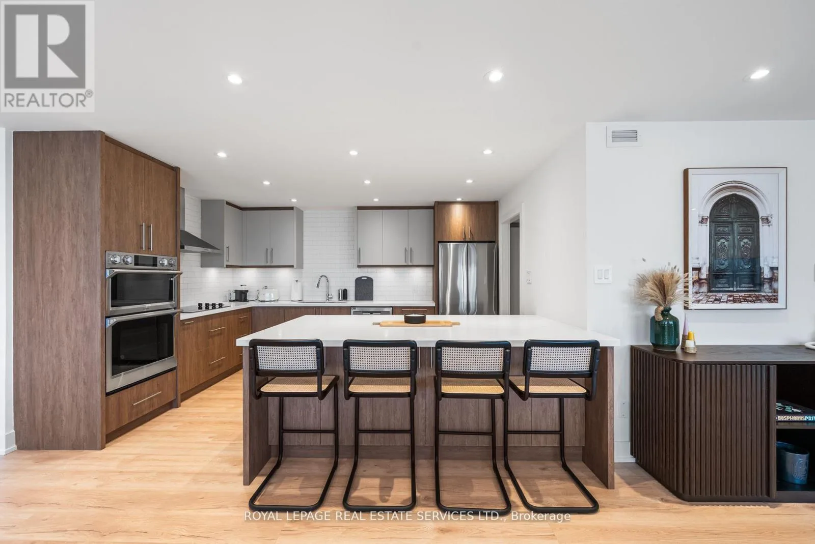 Luxurious 2-Bedroom Suite at 175 Cumberland Street, Yorkville, Toronto